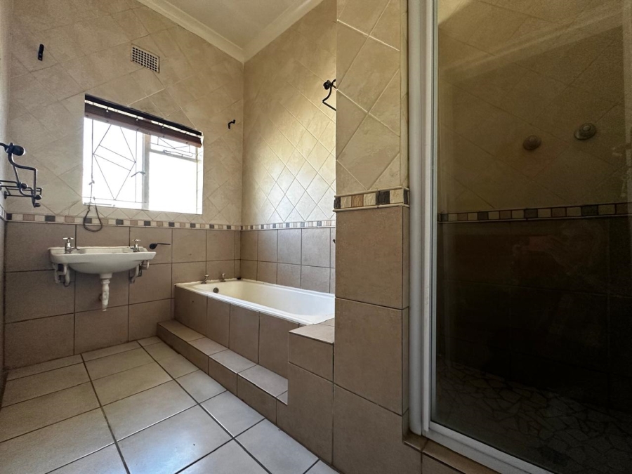 5 Bedroom Property for Sale in Park West Free State